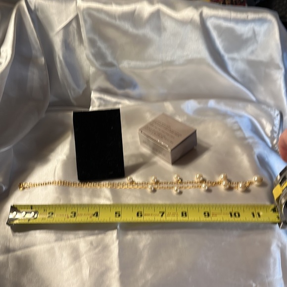 Avon (1990) Vintage NIB Pearly Drop Necklace Goldtone - Picture 3 of 3